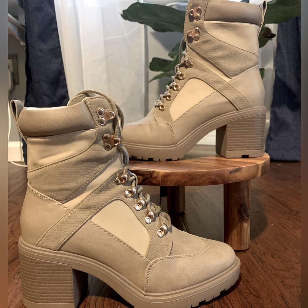 Shoe Dazzle  Tan/Beige boots